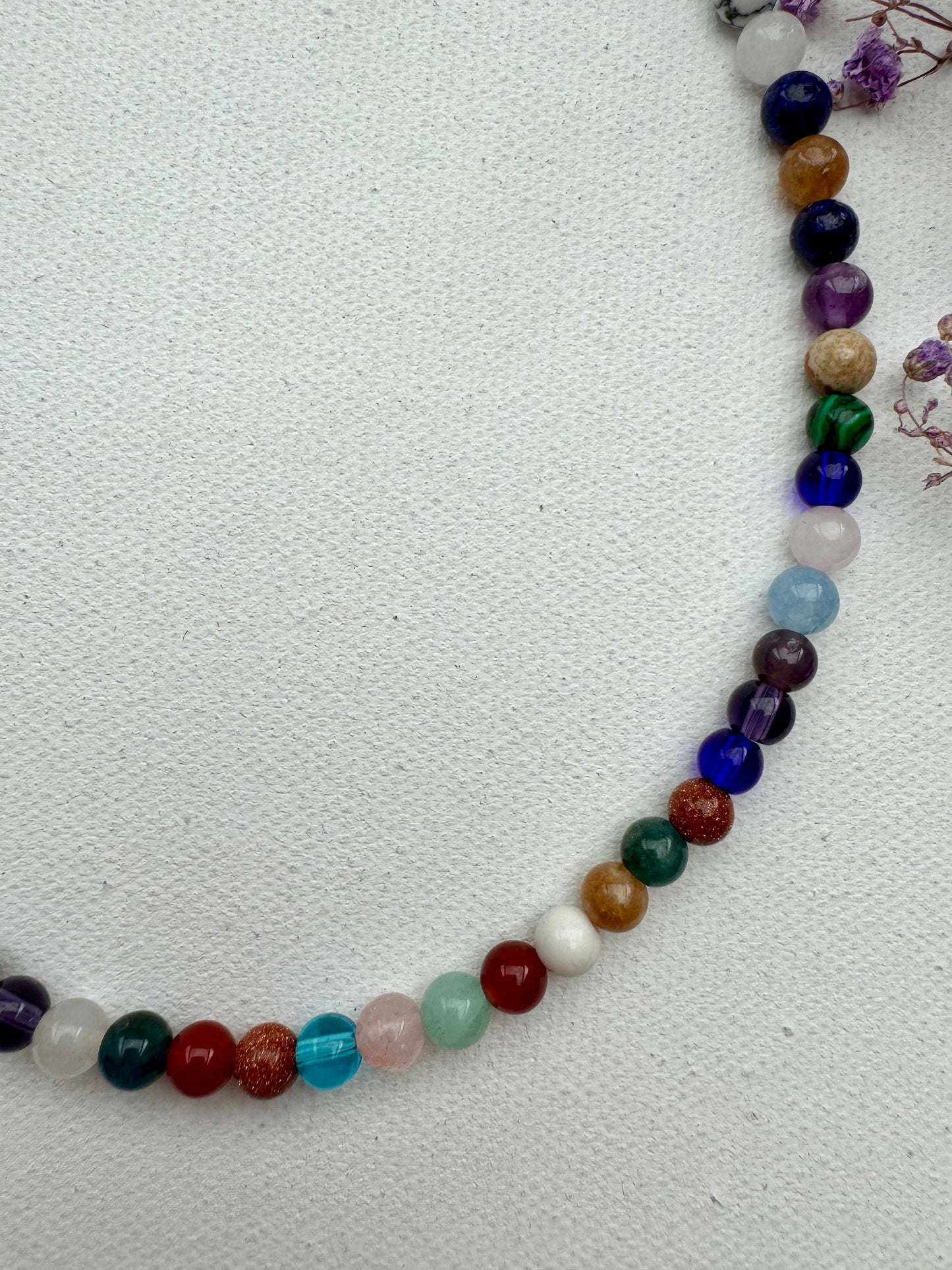 Bunte Edelstein-Halskette mit 6 mm Perlen & goldenen Details