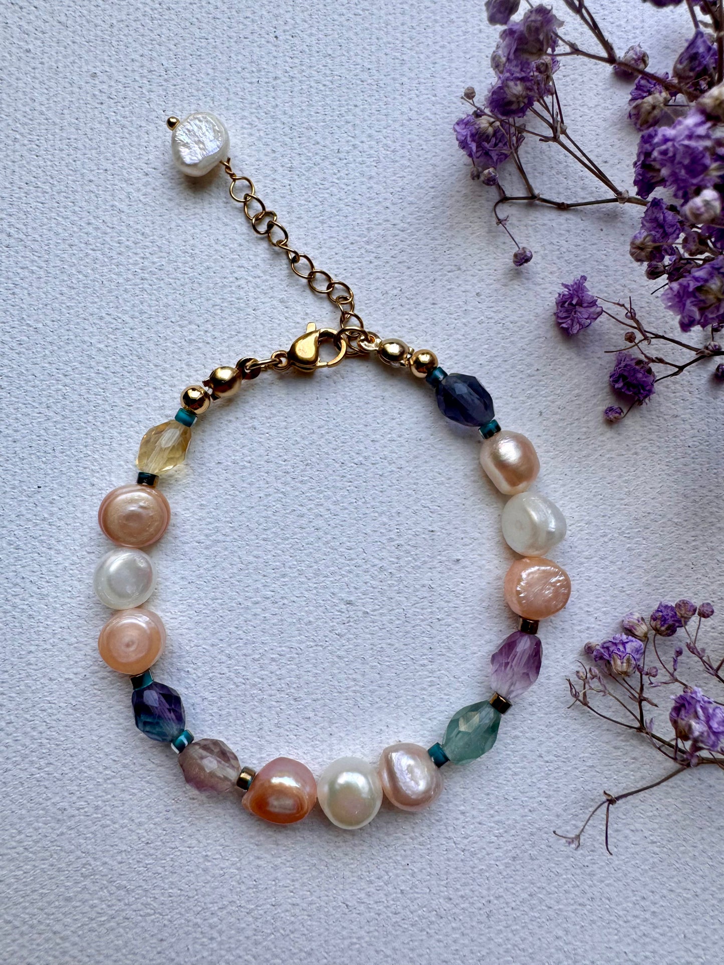 Fluorit-Perlenarmband mit Süßwasserperlen • Bunte Edelsteinmischung & goldene Details