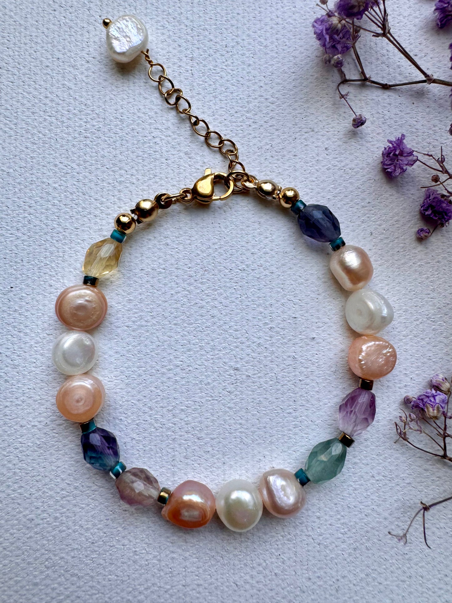Fluorit-Perlenarmband mit Süßwasserperlen • Bunte Edelsteinmischung & goldene Details