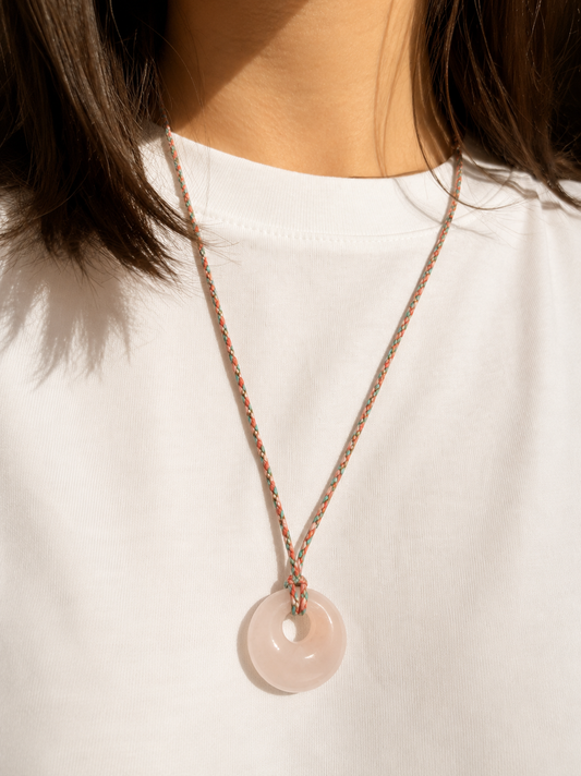Pastel Cord – Rosenquarz Kette mit geflochtenem Band – handgefertigt