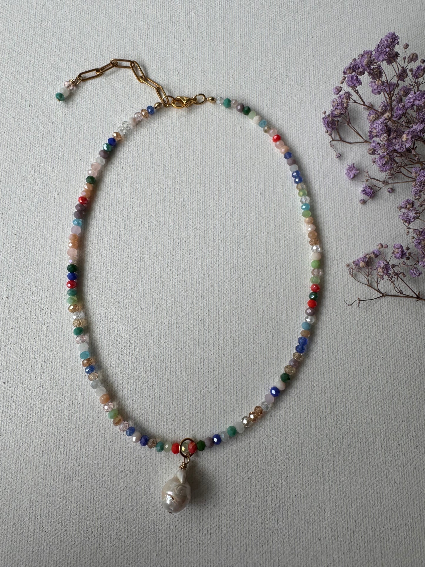 Bunte Edelstein-Halskette • Facettierte Glasperlen & Barockperle • 18k vergoldet