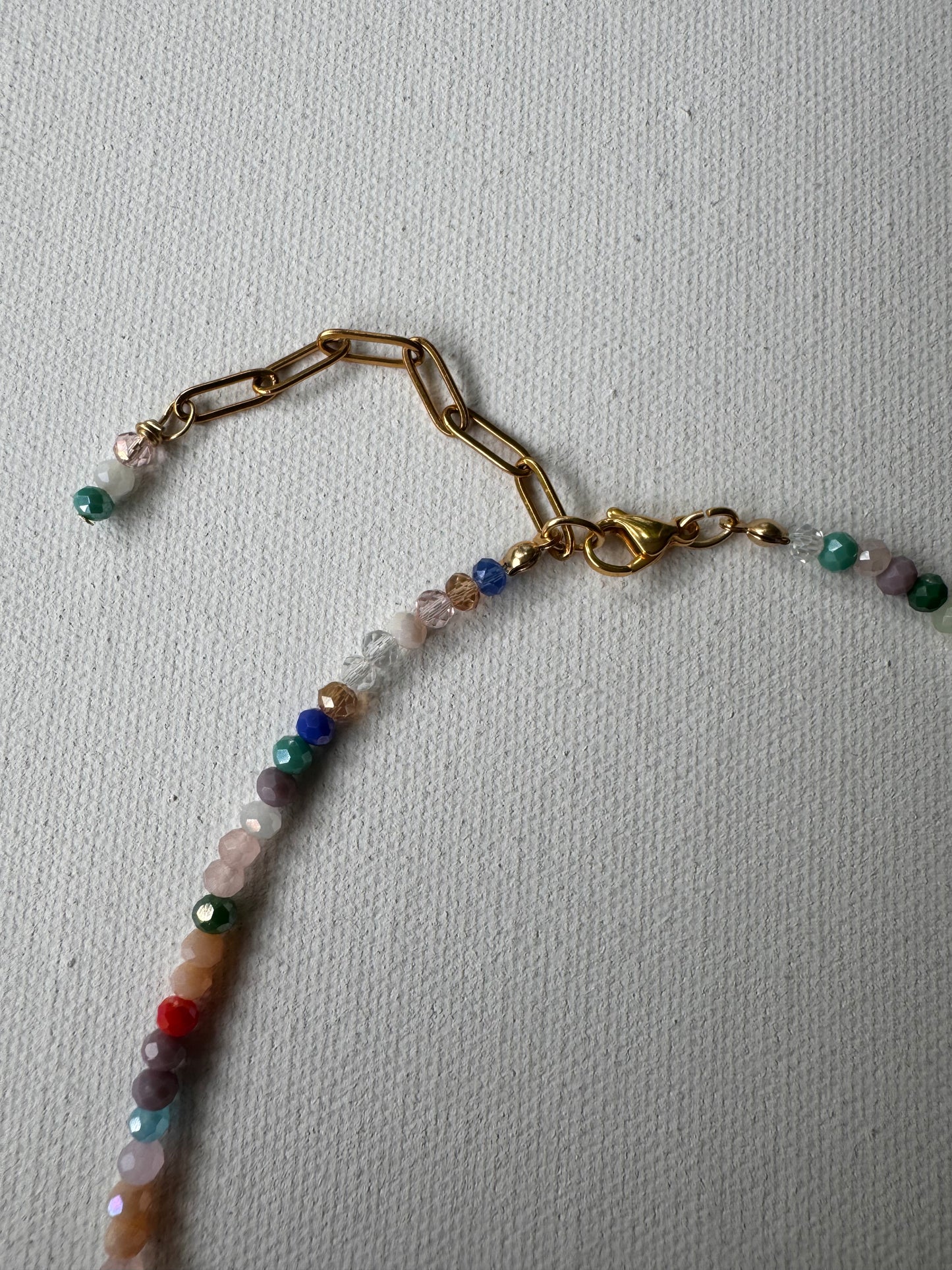 Bunte Edelstein-Halskette • Facettierte Glasperlen & Barockperle • 18k vergoldet