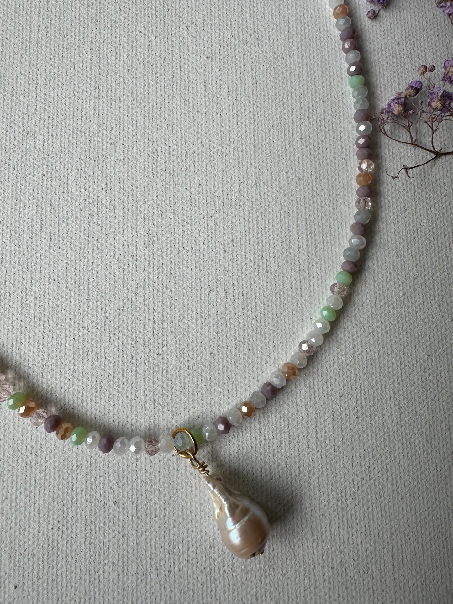 Pastellfarbene Edelstein-Halskette • Facettierte Glasperlen & Barockperle • 18k vergoldet
