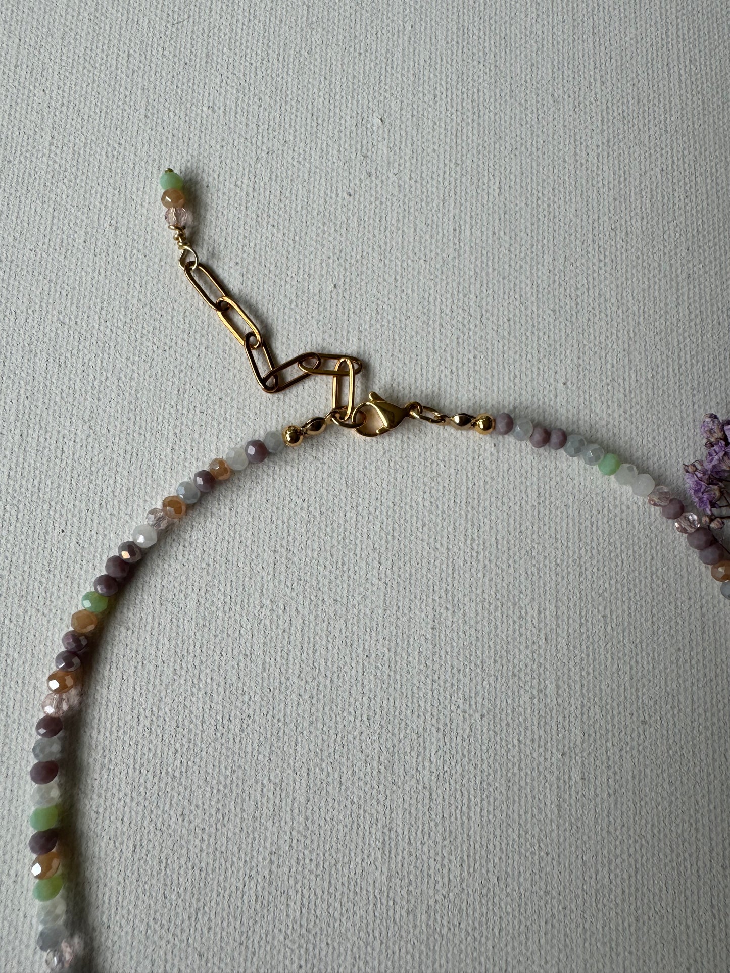 Pastellfarbene Edelstein-Halskette • Facettierte Glasperlen & Barockperle • 18k vergoldet