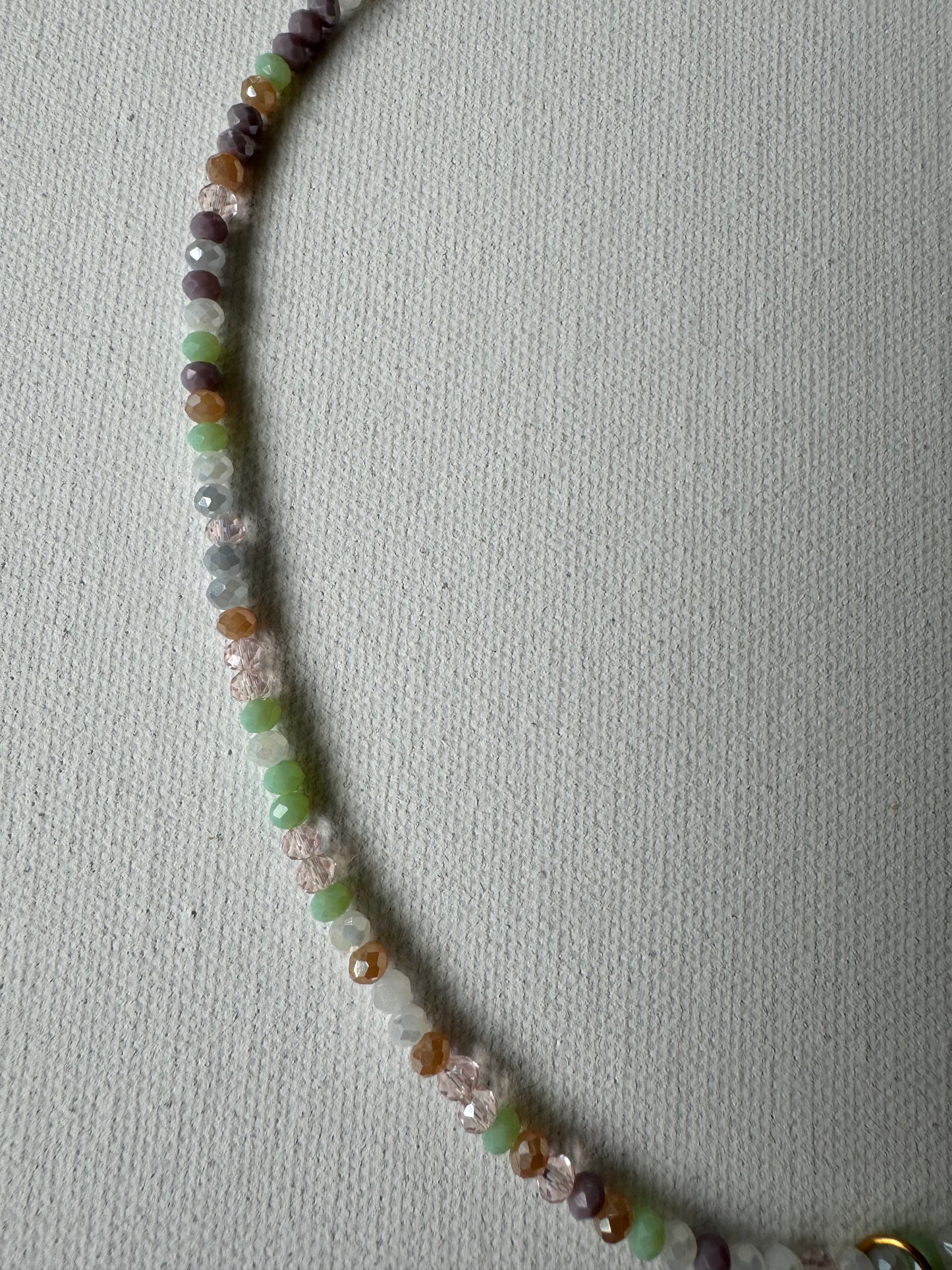 Pastellfarbene Edelstein-Halskette • Facettierte Glasperlen & Barockperle • 18k vergoldet