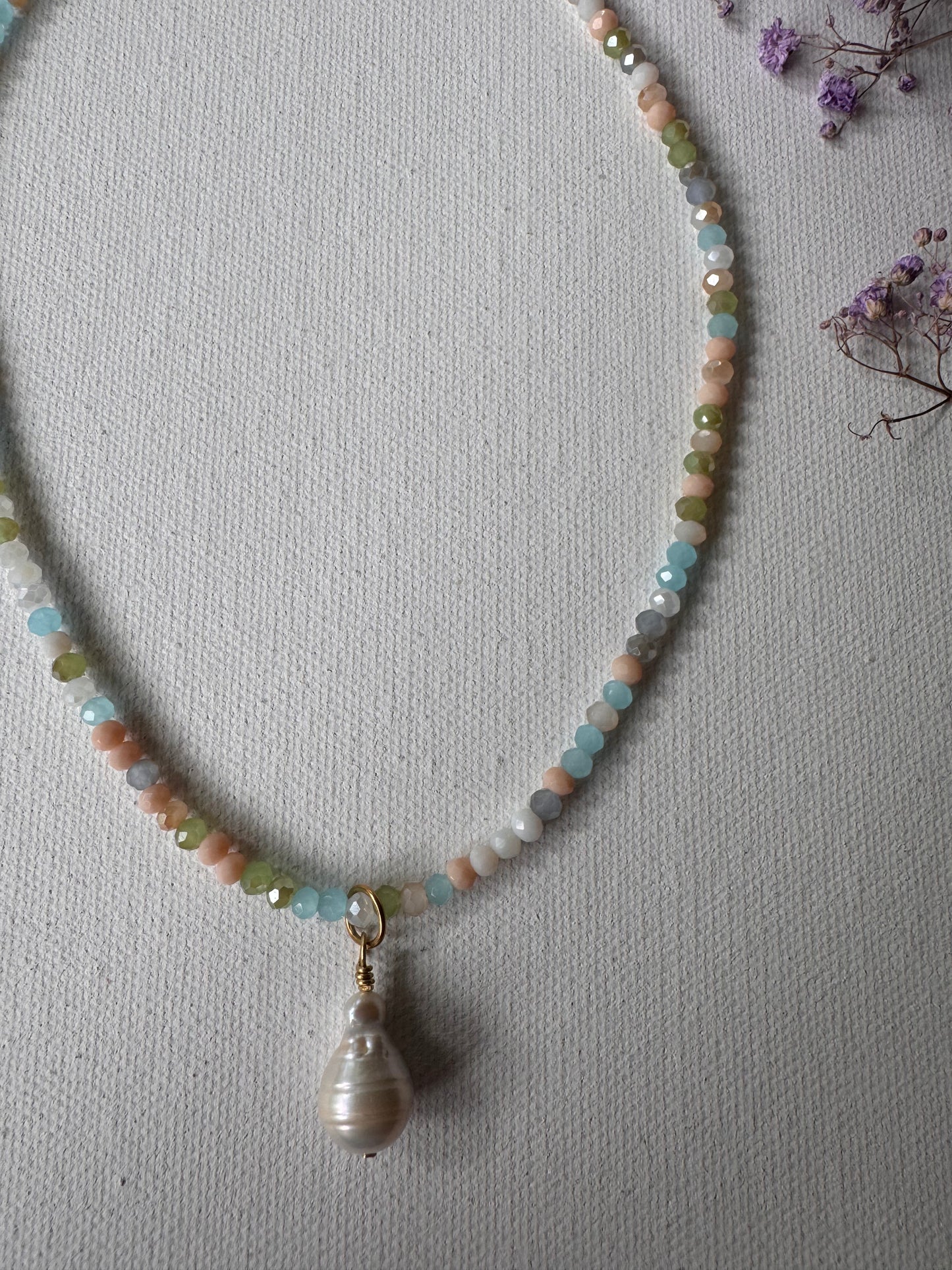 Pastell-Halskette • Facettierte Glasperlen & Barockperle • 18k vergoldet