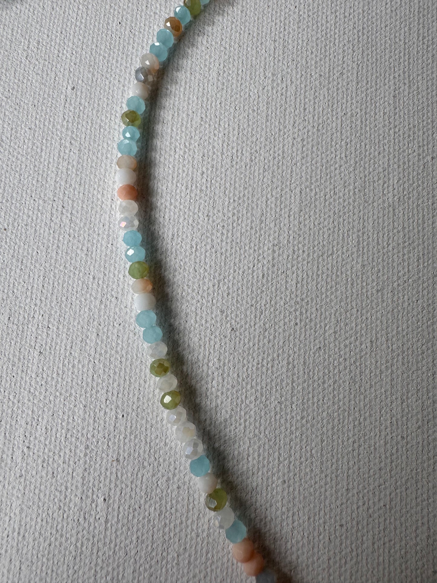 Pastell-Halskette • Facettierte Glasperlen & Barockperle • 18k vergoldet