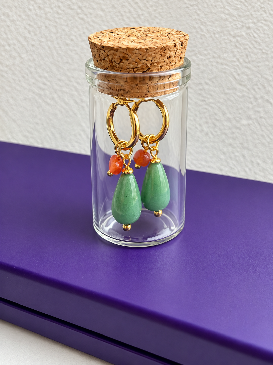 Stone Drop Mini – vergoldete Creolen mit Edelstein-Tropfen (2 cm) – Ansicht 10