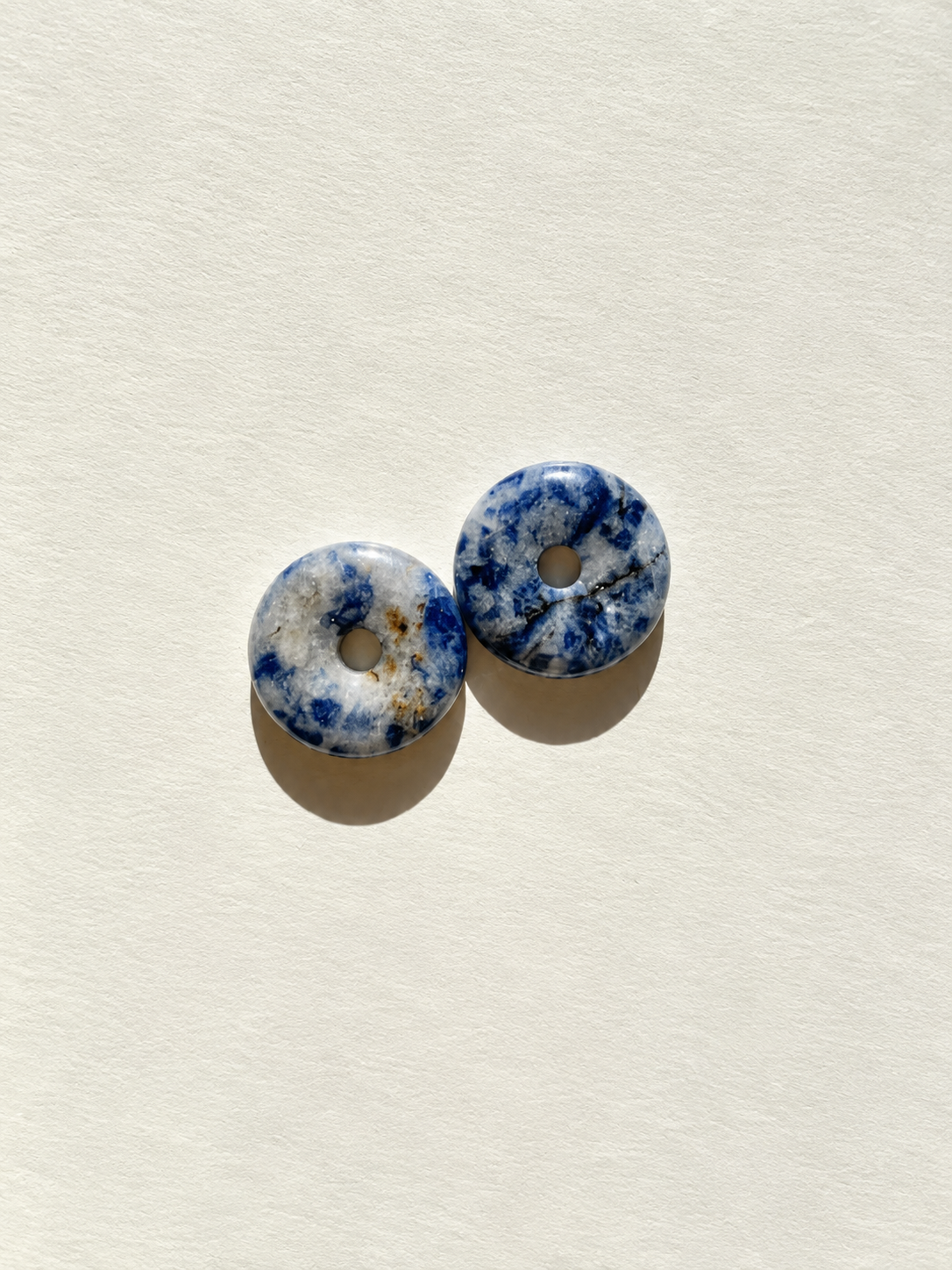 Stone Circle – vergoldete Creolen mit Naturstein-Donut-Anhängern – Ansicht 27