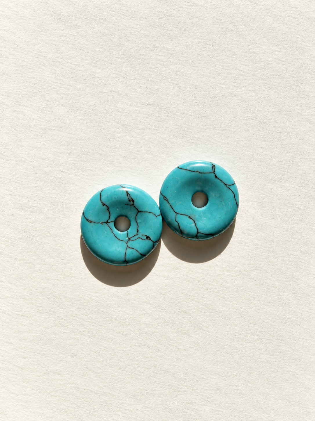 Stone Circle – vergoldete Creolen mit Naturstein-Donut-Anhängern – Ansicht 30