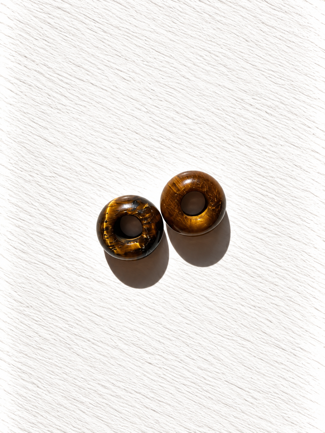 Mini Stone Circle – vergoldete Creolen mit Edelstein-Donut-Anhängern – Ansicht 28