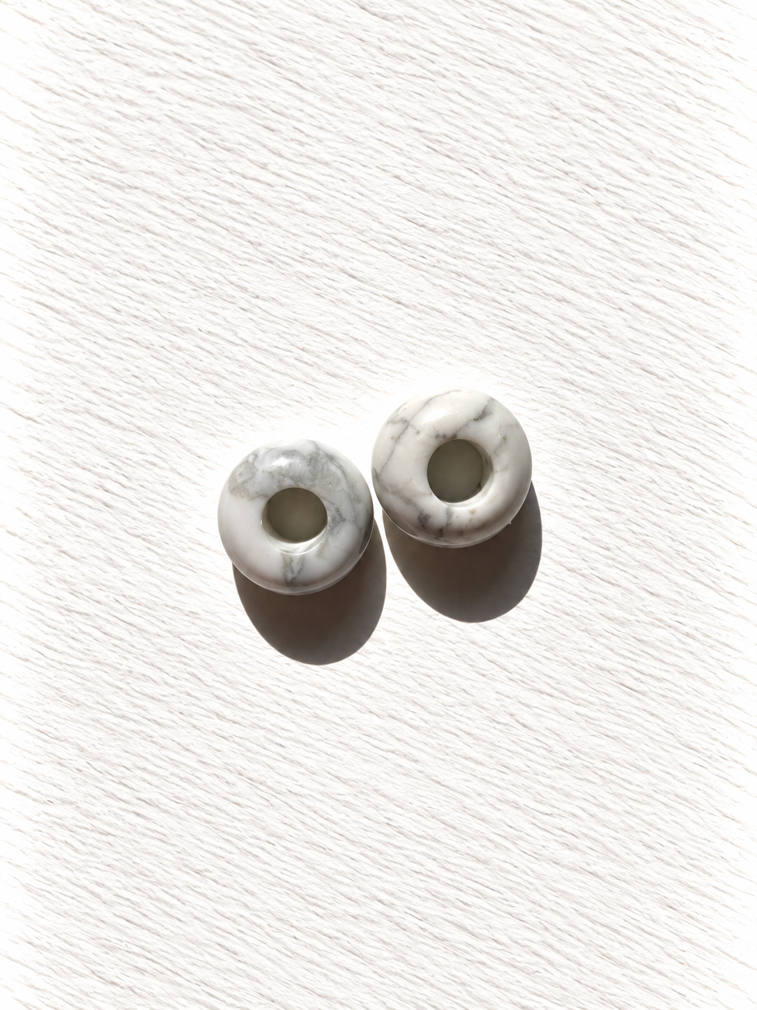 Mini Stone Circle – vergoldete Creolen mit Edelstein-Donut-Anhängern – Ansicht 29