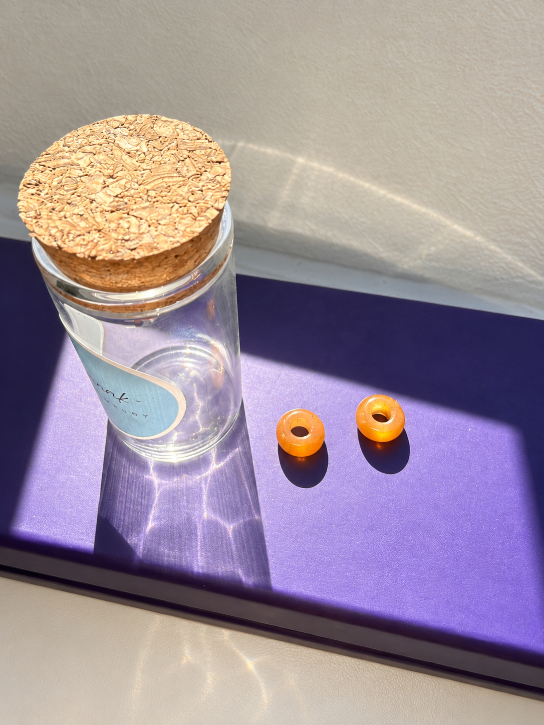Mini Stone Circle – vergoldete Creolen mit Edelstein-Donut-Anhängern – Ansicht 36