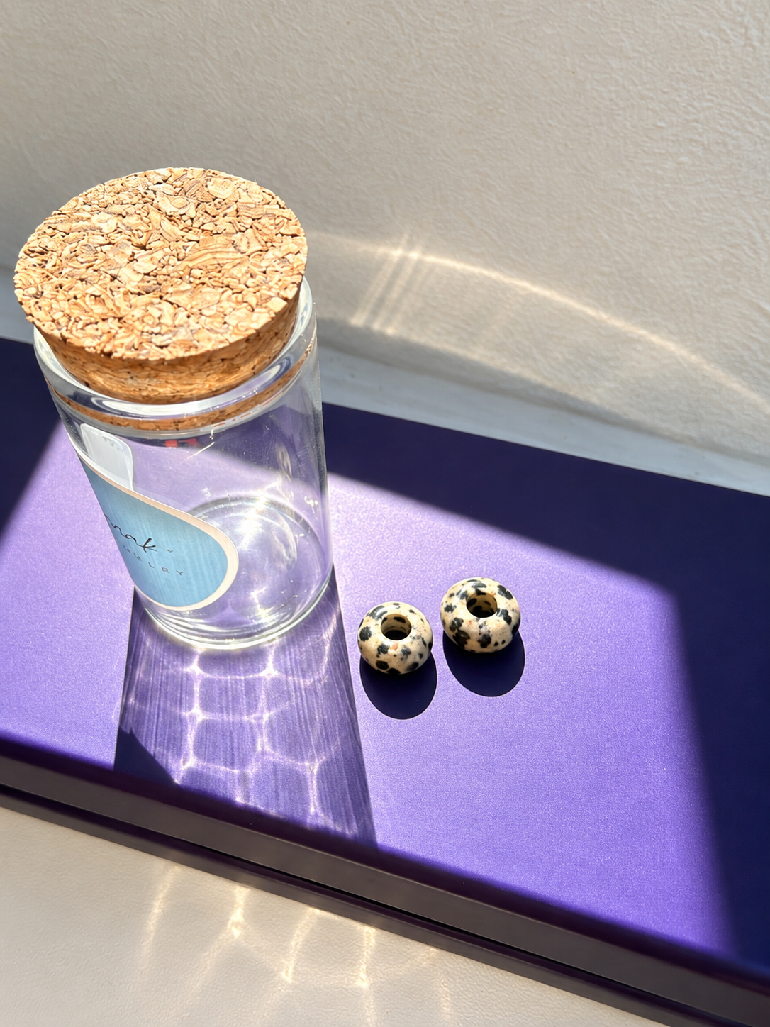 Mini Stone Circle – vergoldete Creolen mit Edelstein-Donut-Anhängern – Ansicht 37