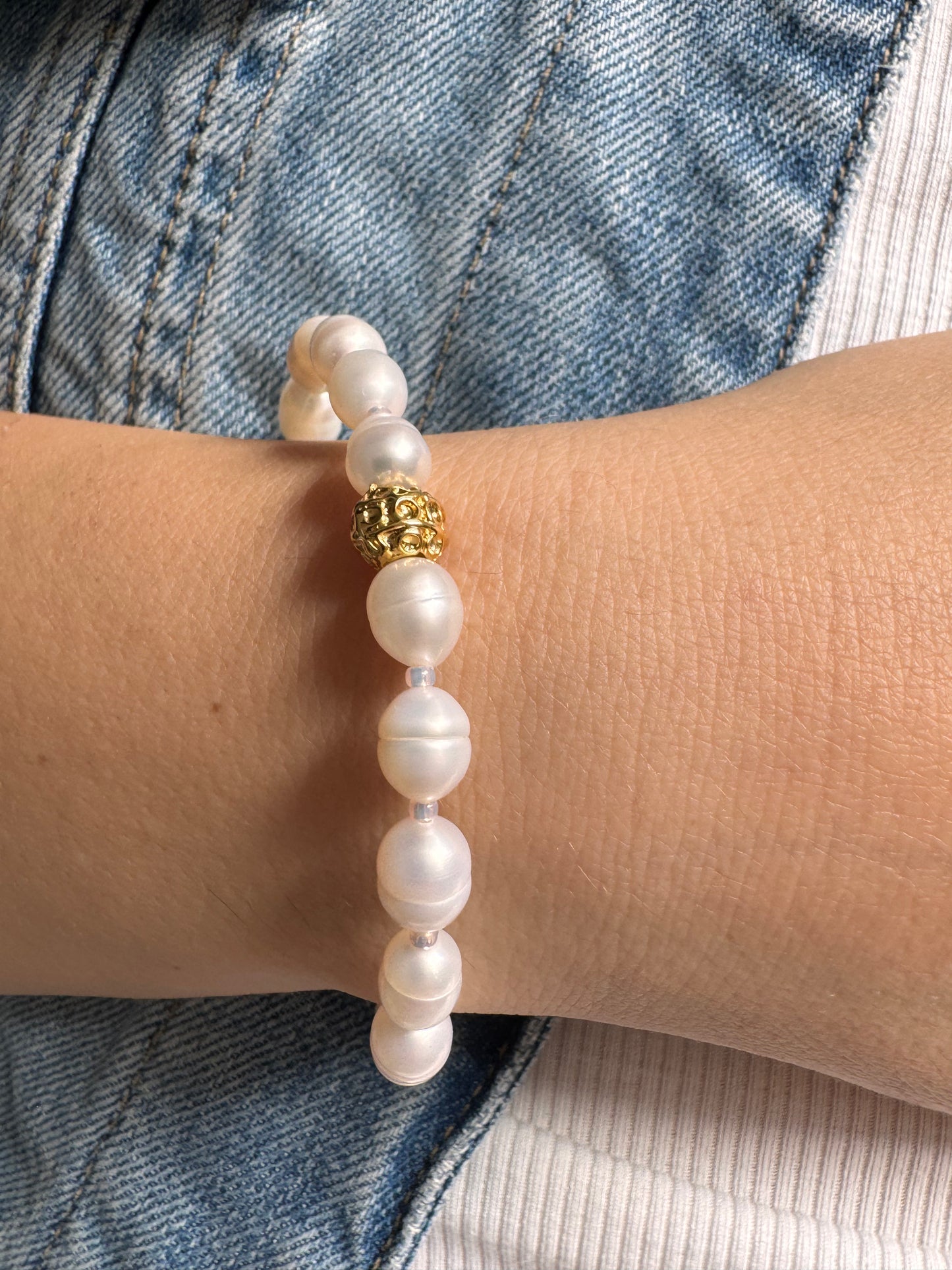 Perlenarmband mit Süßwasserperlen & goldener Akzentperle