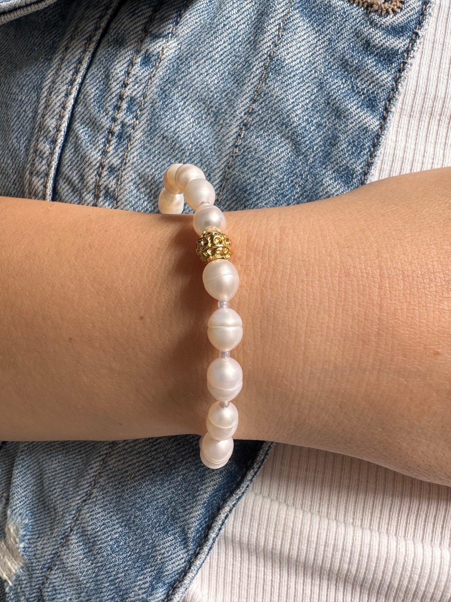 Perlenarmband mit Süßwasserperlen & goldener Akzentperle