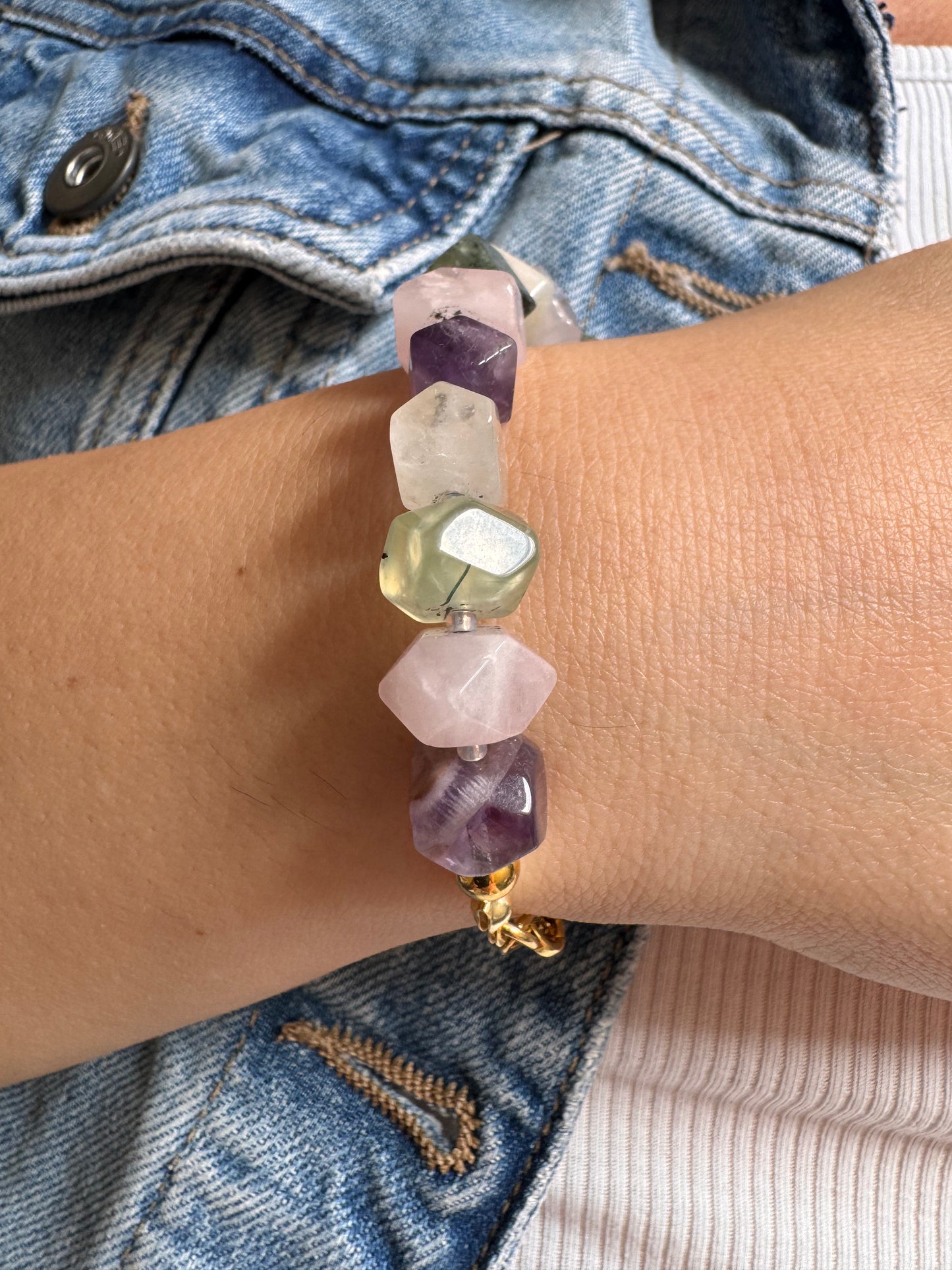 Edelstein-Armband mit facettierten Natursteinen