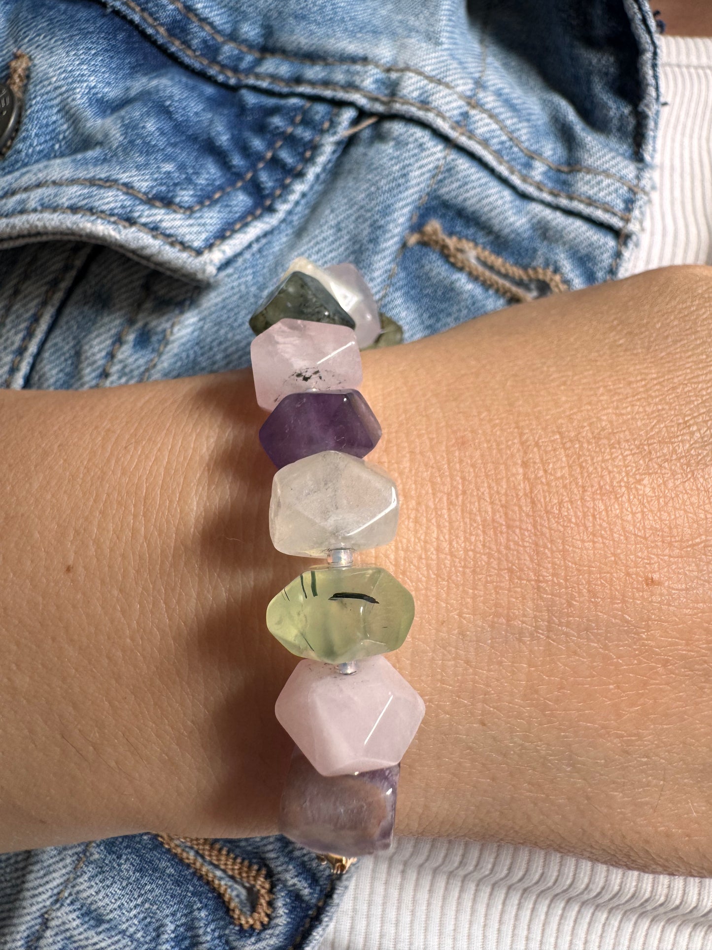 Edelstein-Armband mit facettierten Natursteinen