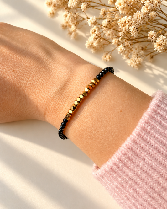 Midnight Edge – Armband aus schwarzen Kristallperlen mit goldenen Hämatit-Details – Ansicht 2