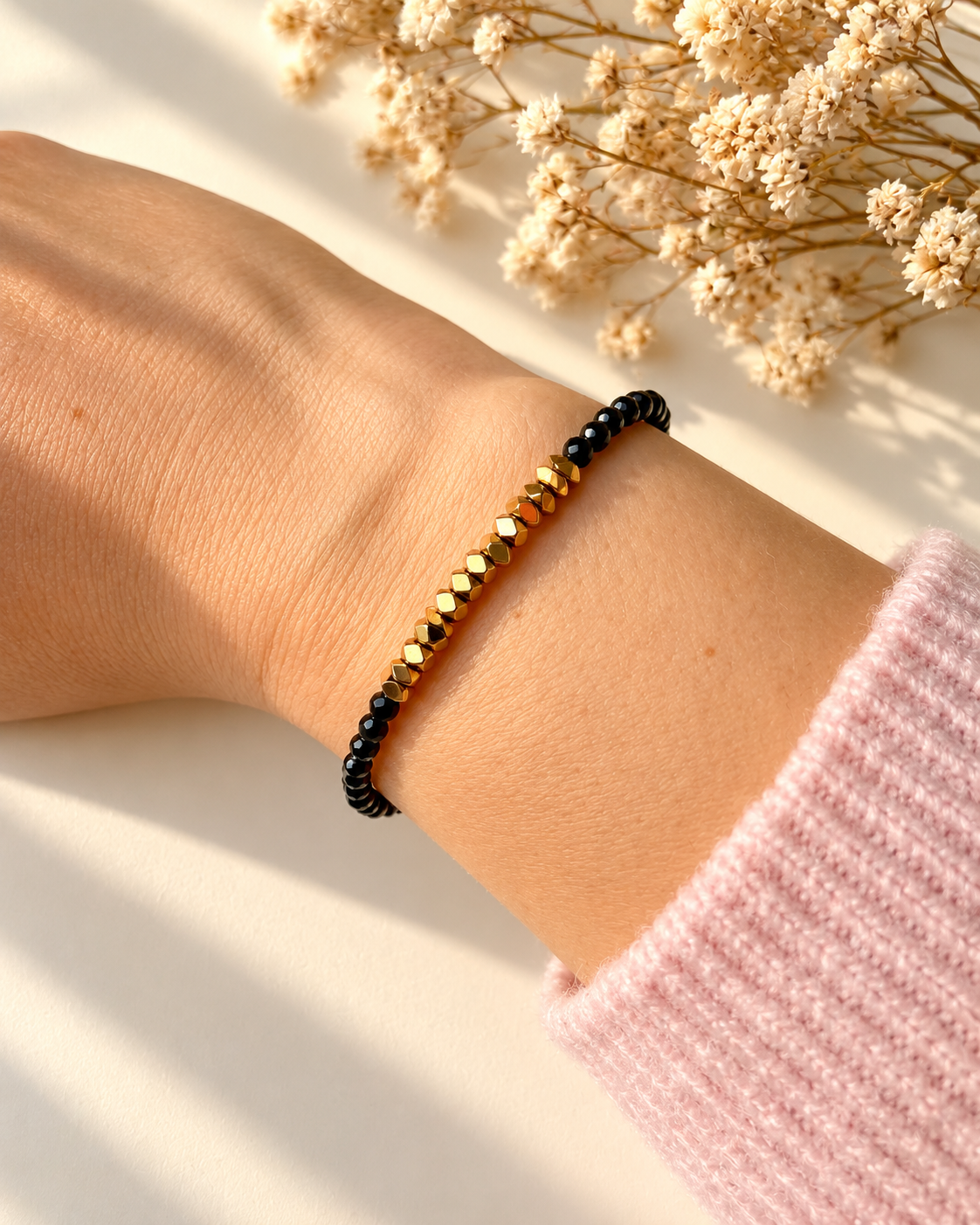 Midnight Edge – Armband aus schwarzen Kristallperlen mit goldenen Hämatit-Details – Ansicht 2