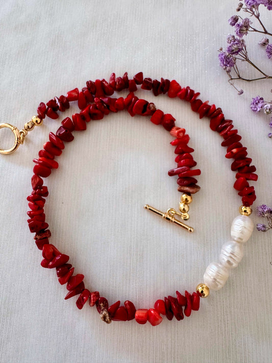 Coral & Pearl Statement Necklace – Halskette mit roten Korallenstücken und Süßwasserperlen