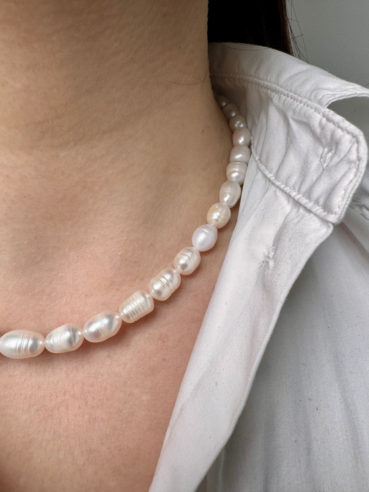 Klassische Perlenkette mit Süßwasserperlen • 18k vergoldeter Knebelverschluss