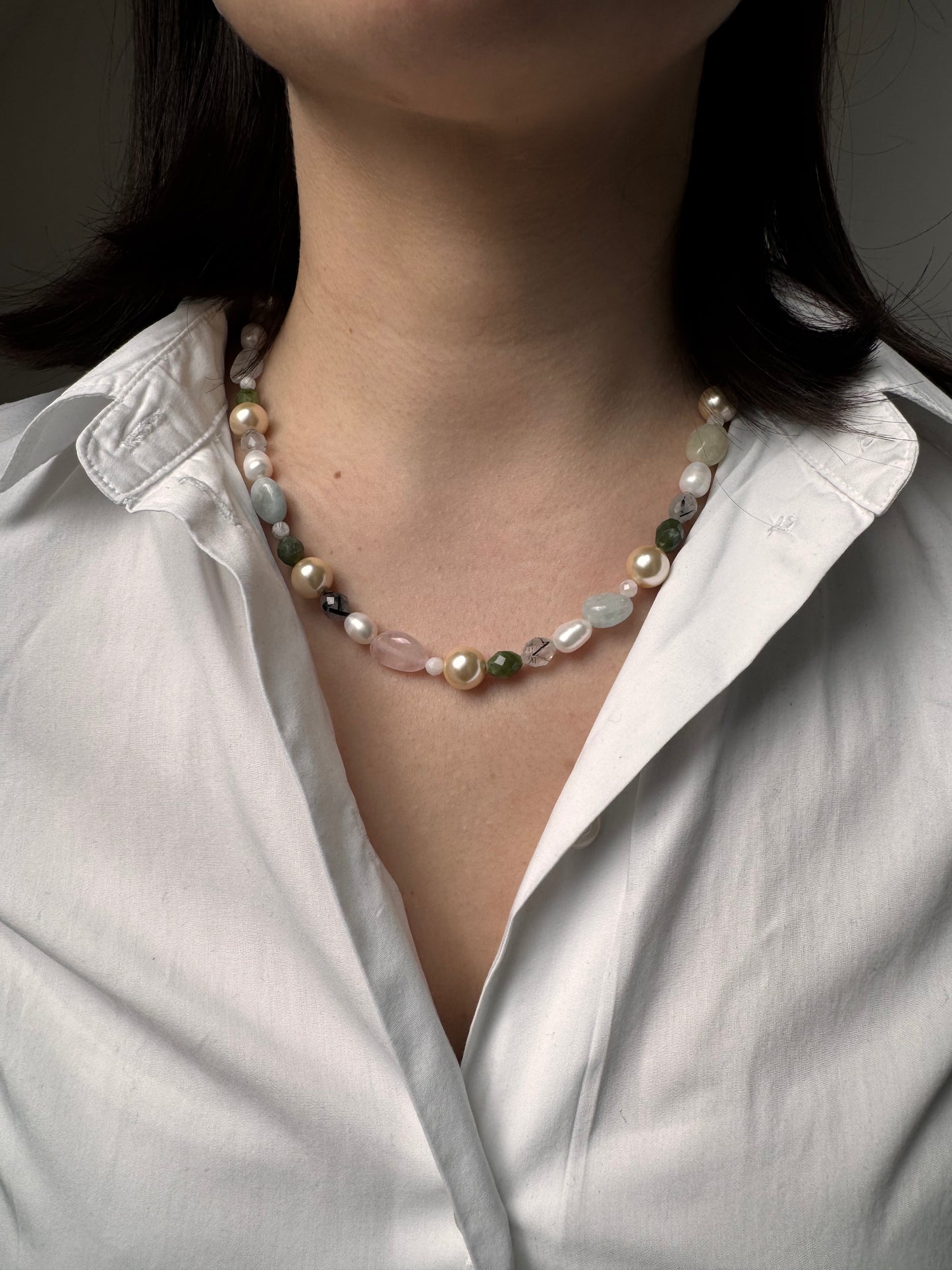 Gem & Pearl Harmony Necklace – Halskette mit Süßwasserperlen und Edelsteinen