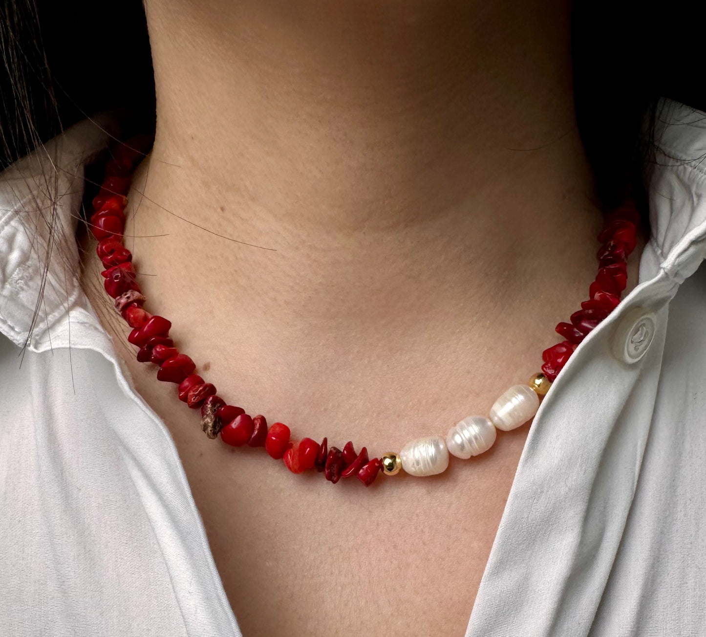 Coral & Pearl Statement Necklace – Halskette mit roten Korallenstücken und Süßwasserperlen