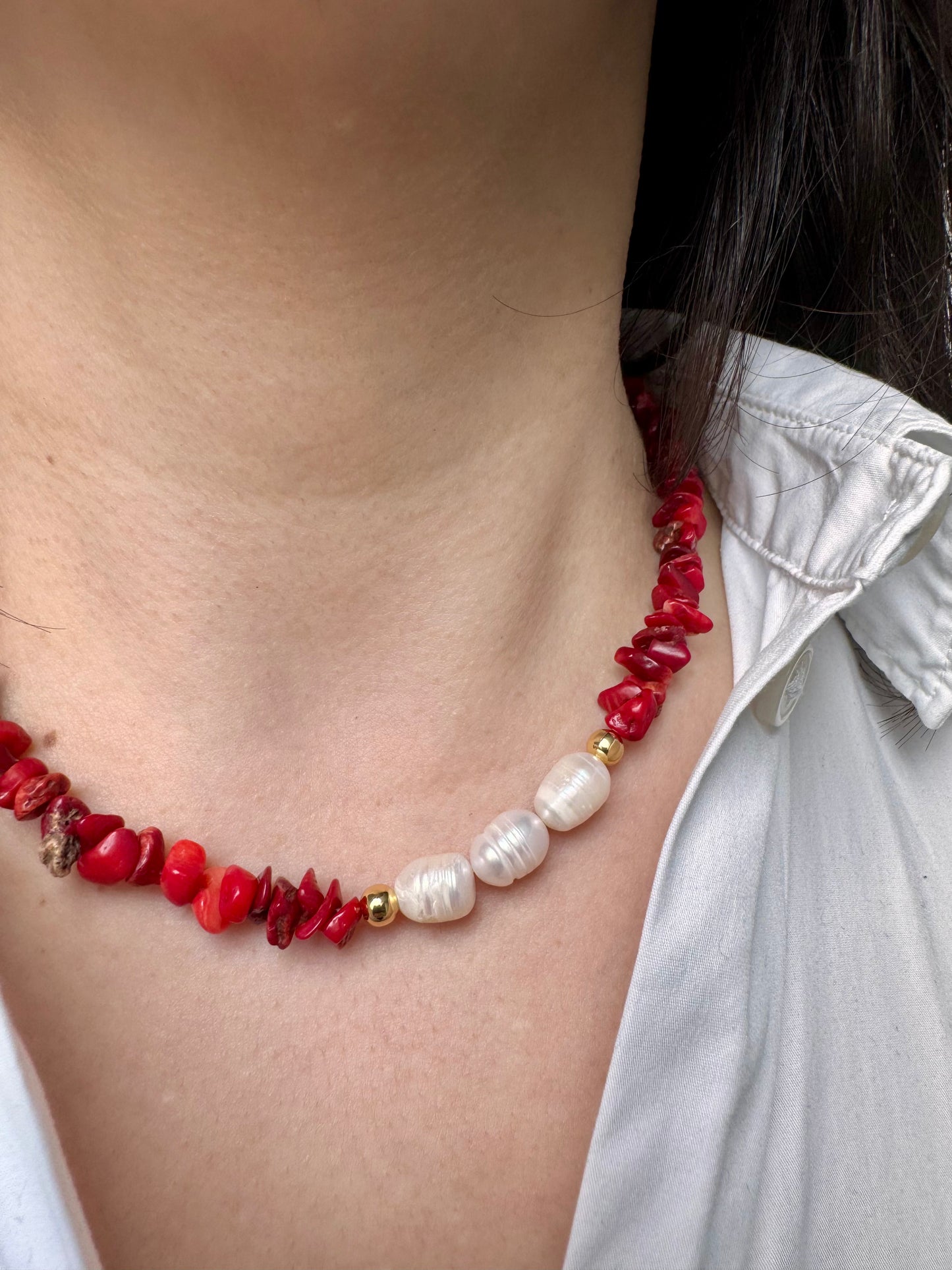 Coral & Pearl Statement Necklace – Halskette mit roten Korallenstücken und Süßwasserperlen