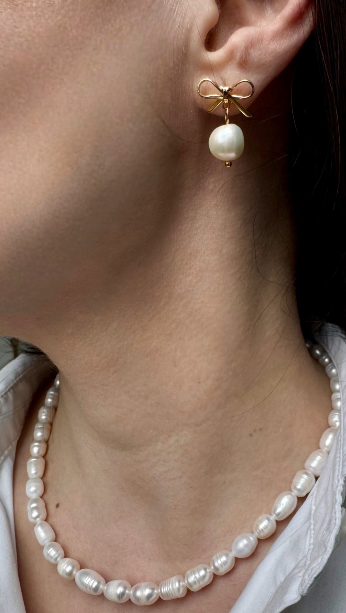 Ribbon Pearl – Süßwasserperlen Ohrringe mit Schleife – Ansicht 3