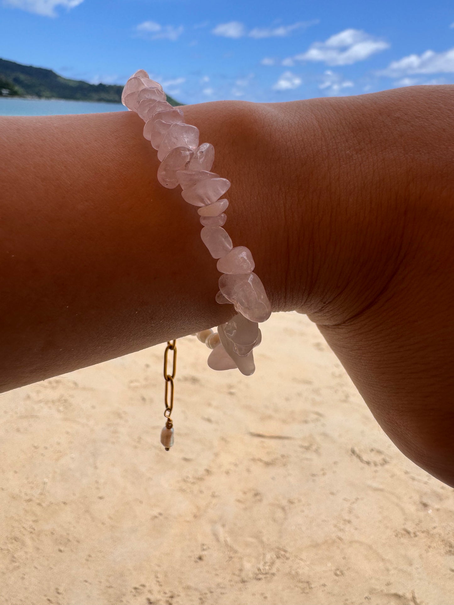 Rose Quartz Pearl Bracelet – zartes Armband mit Rosenquarz-Splittersteinen, Süßwasserperlen & Gold