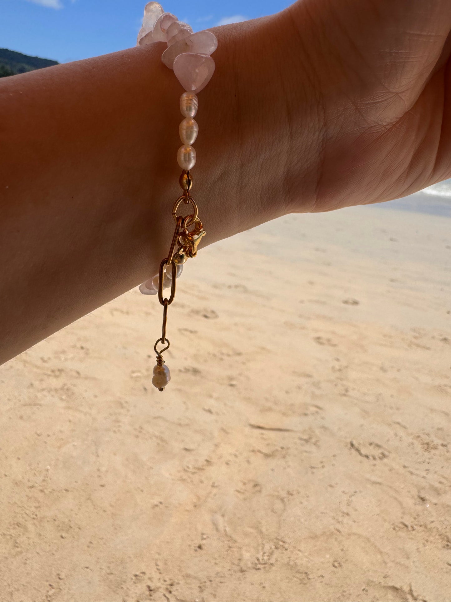 Rose Quartz Pearl Bracelet – zartes Armband mit Rosenquarz-Splittersteinen, Süßwasserperlen & Gold