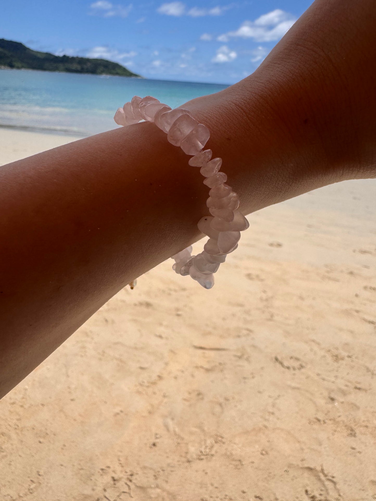 Rose Quartz Pearl Bracelet – zartes Armband mit Rosenquarz-Splittersteinen, Süßwasserperlen & Gold