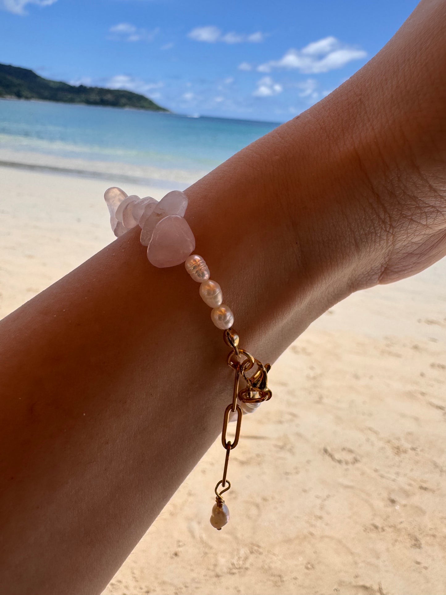 Rose Quartz Pearl Bracelet – zartes Armband mit Rosenquarz-Splittersteinen, Süßwasserperlen & Gold