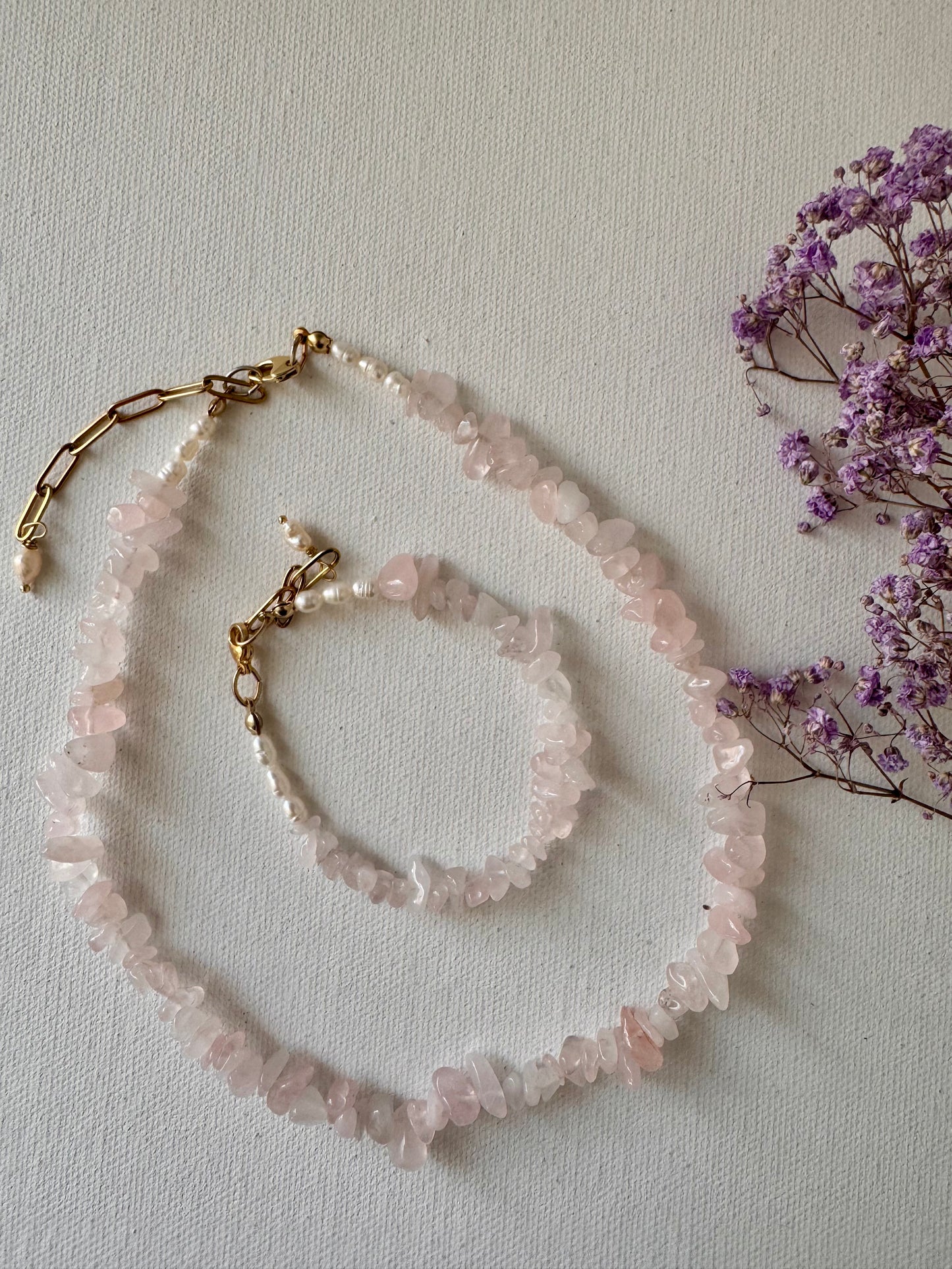 Rose Quartz Pearl Bracelet – zartes Armband mit Rosenquarz-Splittersteinen, Süßwasserperlen & Gold