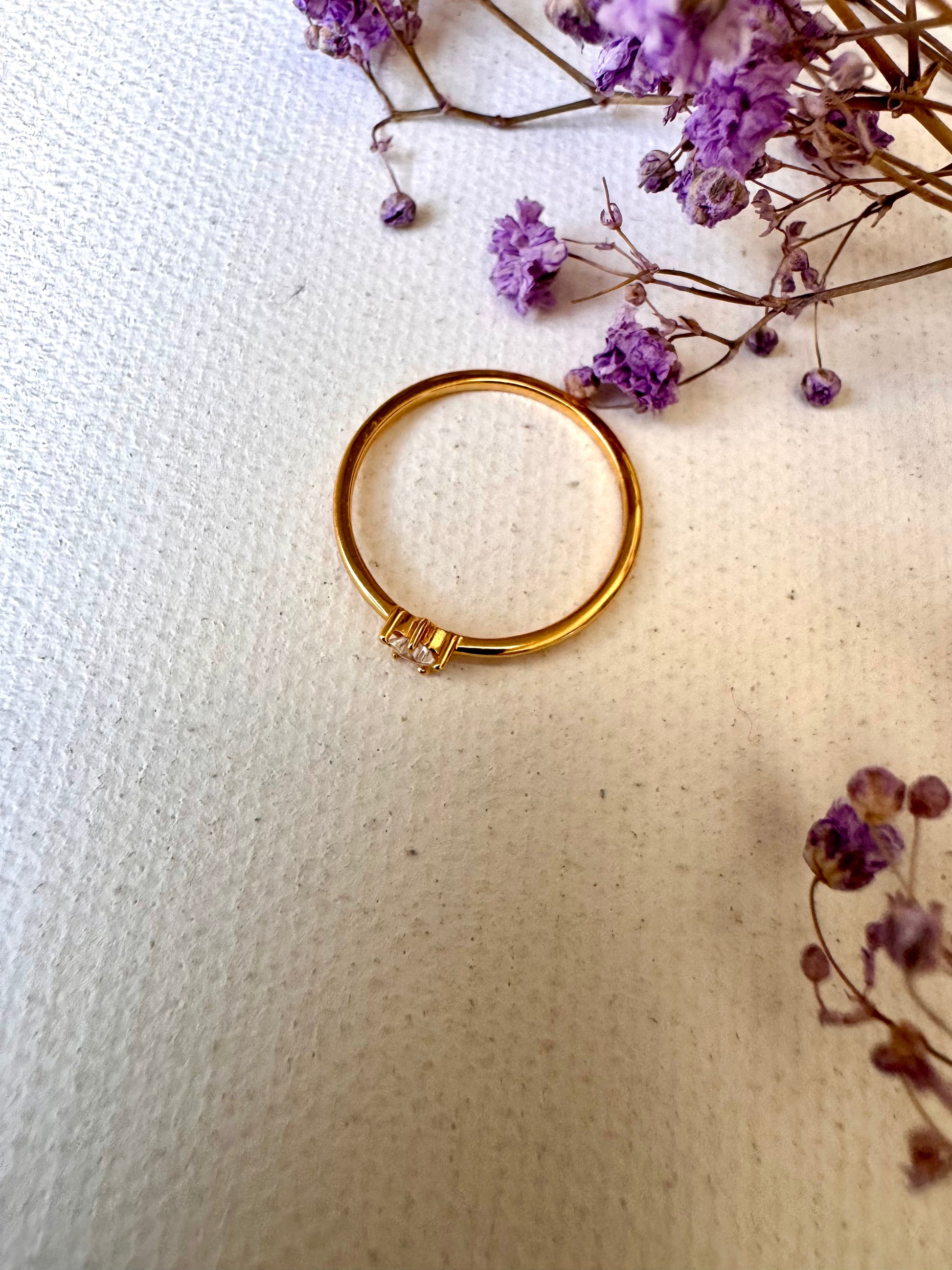 Filigraner Ring 18k vergoldet auf weißem Hintergrund