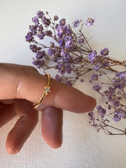Filigraner Ring 18k vergoldet auf weißem Hintergrund