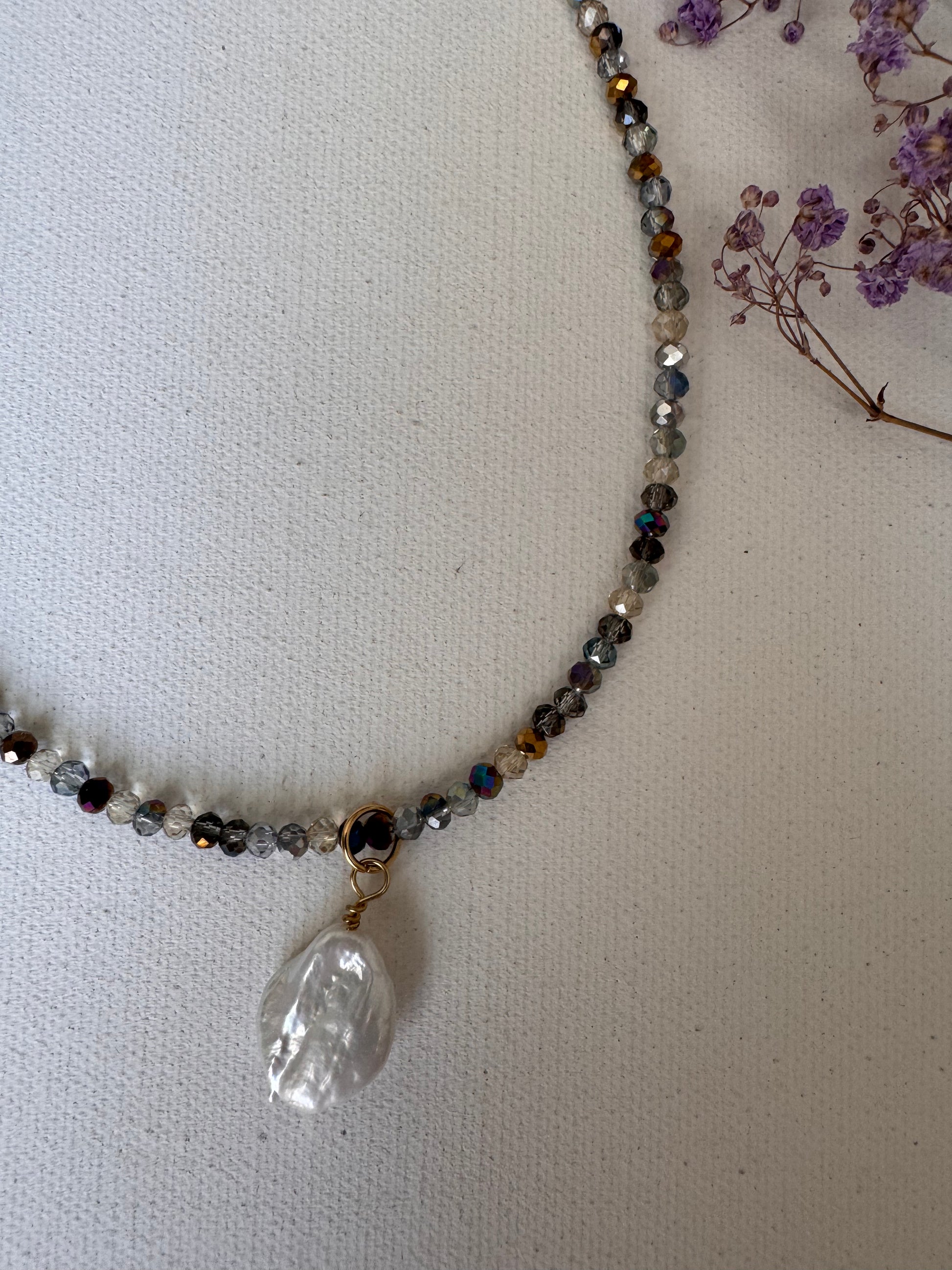 Zarte Halskette mit Glasperlen und Barockanhänger
