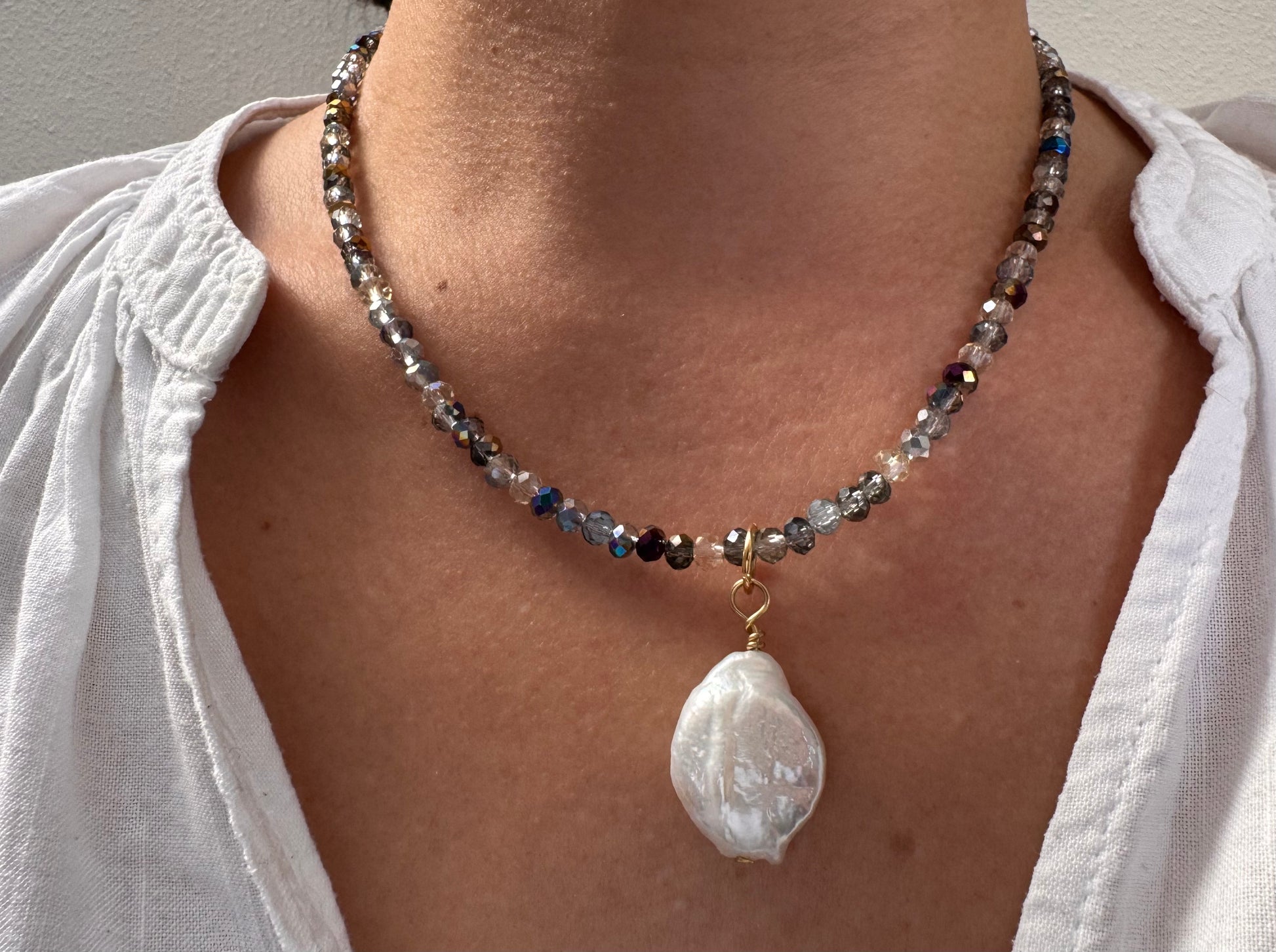 Zarte Halskette mit Glasperlen und Barockanhänger
