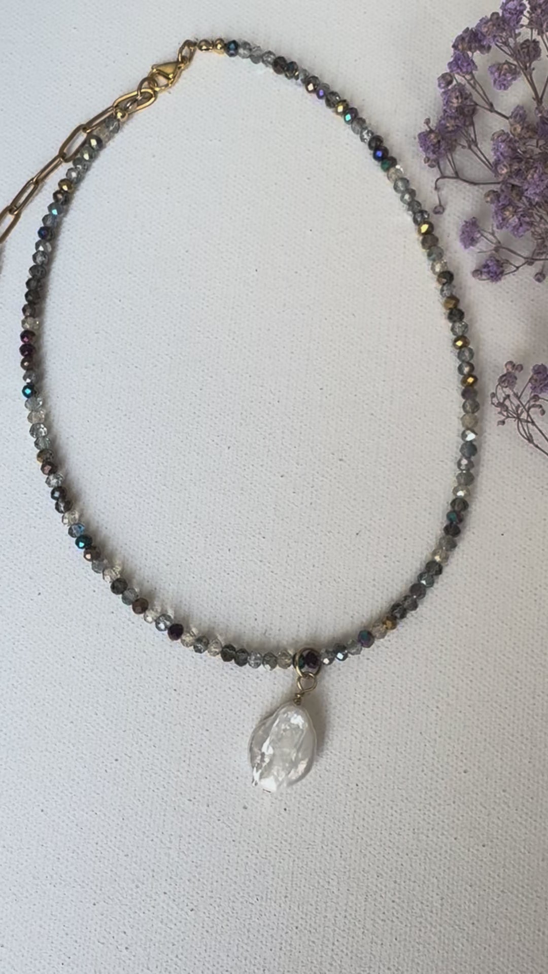 Zarte Halskette mit Glasperlen und Barockanhänger