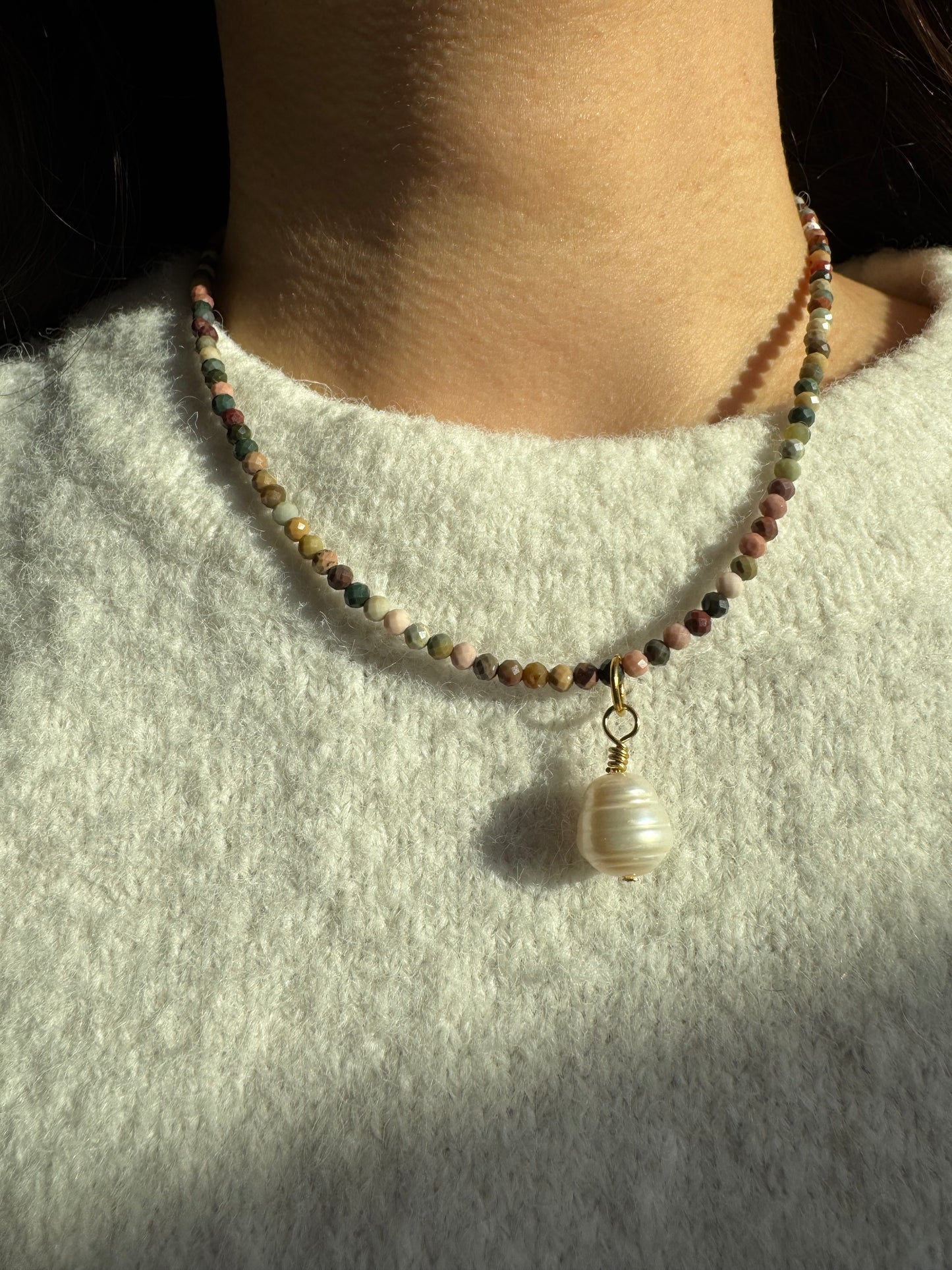 Halskette mit 3 mm Jaspis-Perlen & Barockperle