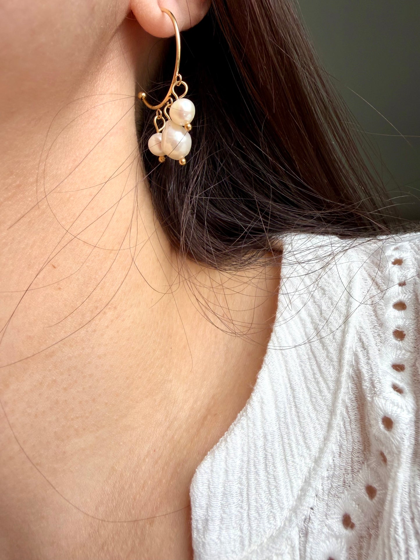 Perla Flow – Creolen mit Süßwasserperlen & goldenen Details – handgefertigt