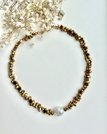 Hematite Glow – Necklace made of gold-shimmering hematite with freshwater pearl – handmade