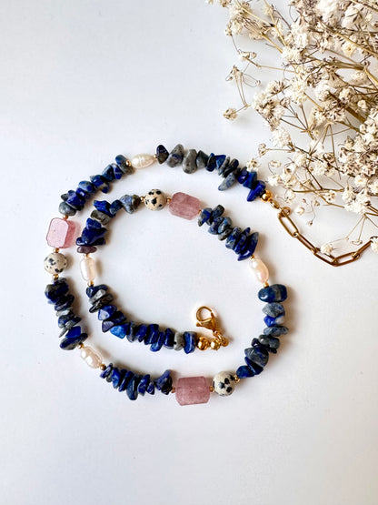 Edelstein-Halskette mit Lapislazuli, Dalmatiner-Jaspis & Rosenquarz