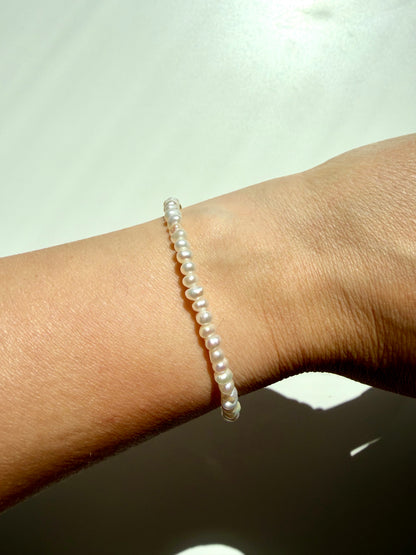 Petit Pearl – Süßwasserperlen Armband handgefertigt
