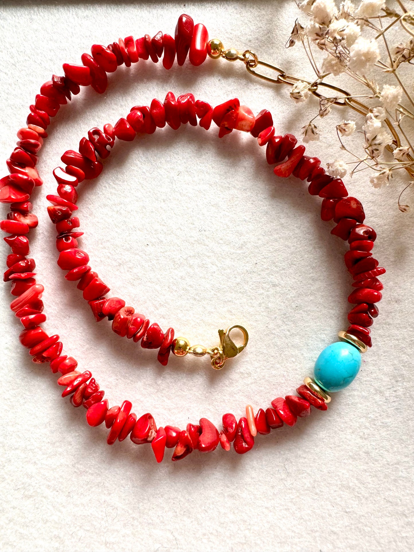 Korallen-Halskette mit türkisfarbener Perle & goldenen Details – handgefertigt