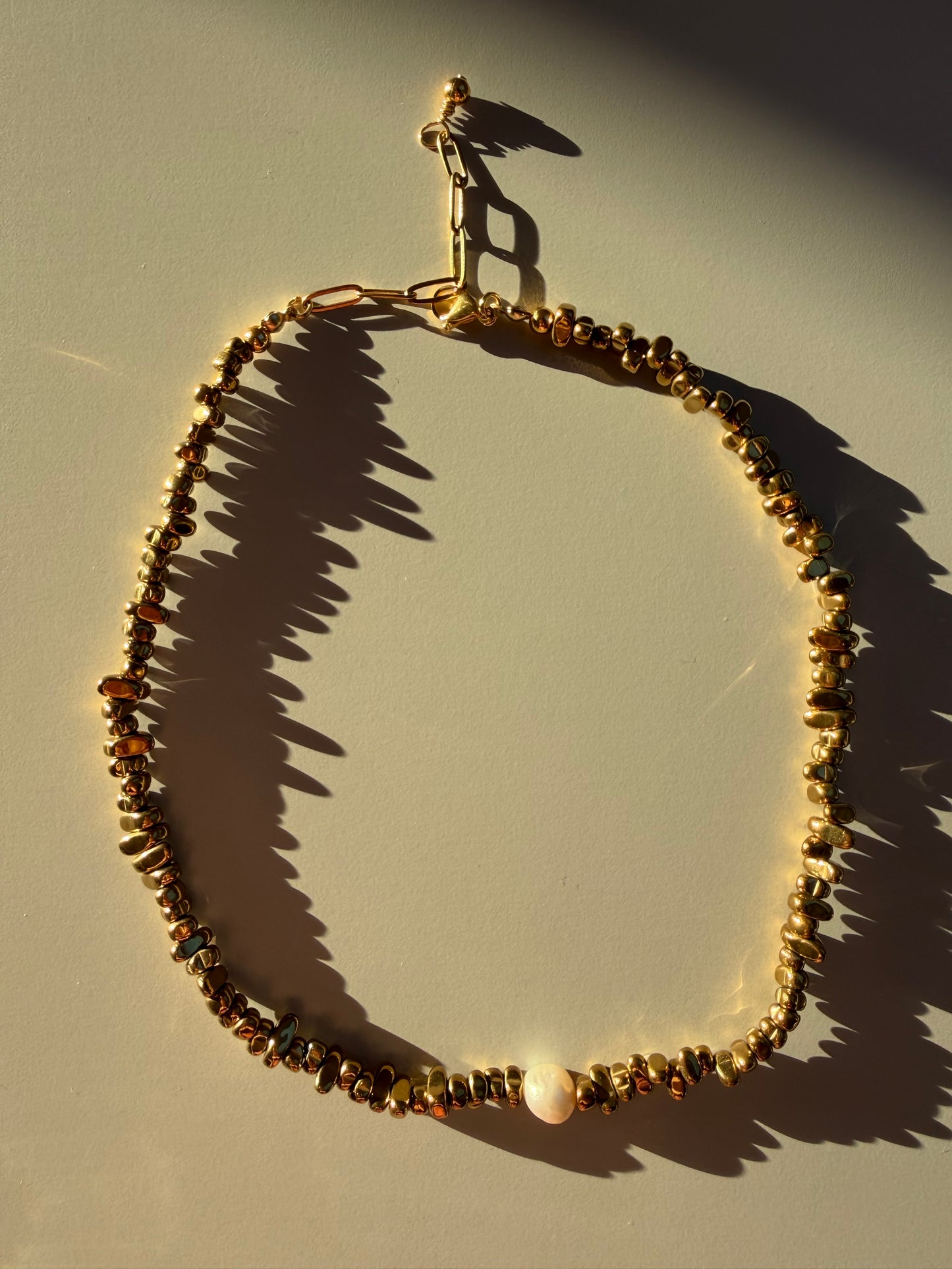 Hematite Glow – Necklace made of gold-shimmering hematite with freshwater pearl – handmade