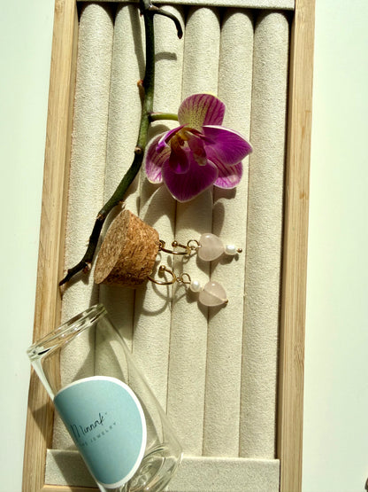 Rosa Heart – Rosenquarz Herz Ohrringe mit Süßwasserperlen – handgefertigt