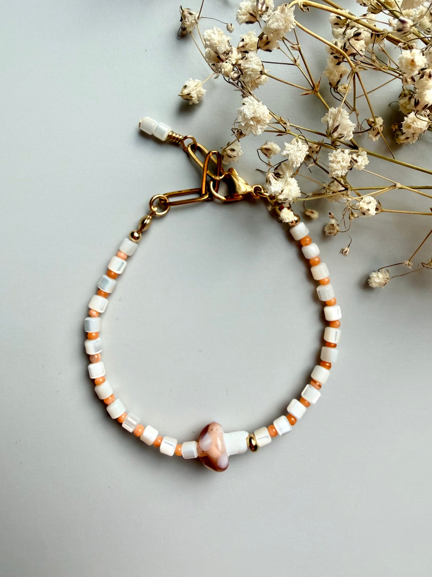 Mushroom Glow – Glass bead bracelet with mushroom pendant – handmade