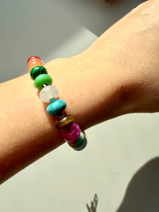 Kaleido Joy – 18 k vergoldetes Edelsteinarmband mit farbigem Steinmix – handgefertigt